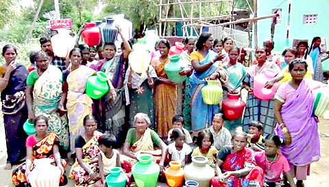 காலிகுடங்களுடன் மறியலில் ஈடுபட்ட பெண்கள்.
