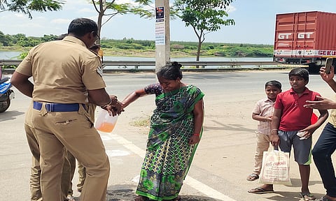 கலெக்டர் அலுவலகம் முன்பு 2 மகன்களுடன் தீக்குளிக்க முயன்ற பெண்ணை போலீசார் தடுத்து நிறுத்தினர்.