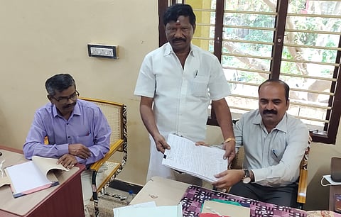 கடலூர் இந்து அறநிலையத்துறை இணை ஆணையர் அலுவலகத்தில் மாவட்ட காங்கிரஸ் கட்சி துணைத்தலைவர் ஜெமினி எம்.என். ராதா  இணை ஆணையரிடம் மனு கொடுத்தார்.