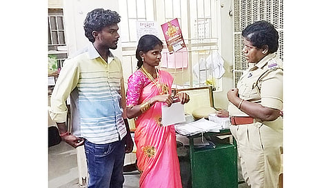 திருமணம் செய்து கொண்ட காதல்ஜோடி  காவல் நிலையத்தில் தஞ்சம்