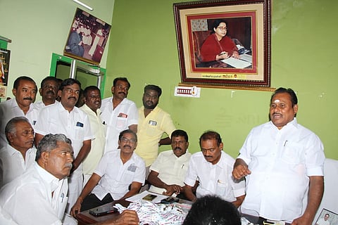 அ.தி.மு.க. நிர்வாகிகள் கூட்டத்தில் சண்முகநாதன் பேசிய காட்சி.
