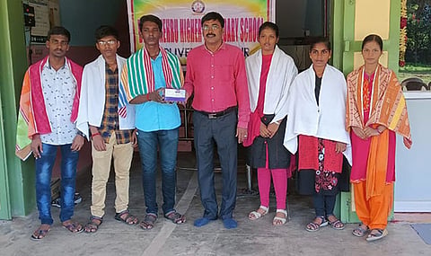 அதிக மதிப்பெண்கள் பெற்ற மாணவ மாணவிகளுக்கு போன் நேரு மேல்நிலைப்பள்ளியின் தாளாளர் வாசுதேவன் சால்வை அணிவித்து இனிப்புகள் வழங்கினார்.