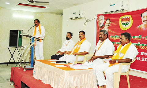 பா.ஜனதா செயற்குழு கூட்டத்தில் மாநில தலைவர் சாமிநாதன் பேசிய காட்சி.&nbsp;