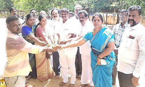 அன்னை சிவகாமி  மேல்நிலைப்பள்ளி ரூ.26 லட்சத்தில் புனரமைப்பு பணியை சம்பத் எம்.எல்.ஏ. பணியை தொடங்கி வைத்த காட்சி.