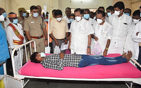 விழுப்புரம் அரசு மருத்துவக் கல்லூரியில்   சிகிச்சை பெறும் மாணவர்களை  அமைச்சர் பொன்முடி சந்தித்து ஆறுதல் கூறினார். அருகில்  எம்.எல்.ஏ., க்கள் புகழேந்தி, லட்சுமணன், கலெக்டர் மோகன் உள்ளனர்.&nbsp;