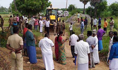 &nbsp;தியாகதுருகம் அருகே திம்மலை - அலங்கிரி செல்லும் சாலையில் ஆக்கிரமிப்பு அகற்றப்பட்டது.

