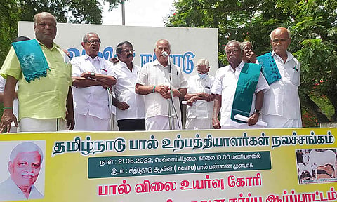 பால் உற்பத்தியாளர்கள் ஆர்ப்பாட்டம்