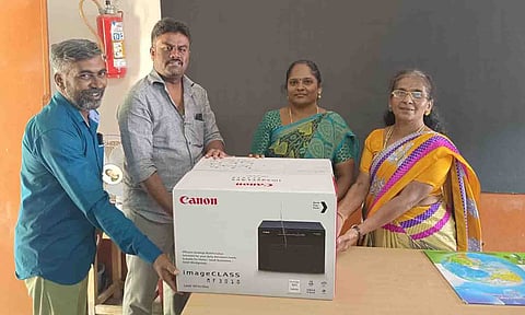 பிரிண்டரை மங்கலம்  ஊராட்சி மன்றத்தினர் தலைமையாசிரியரிடம் வழங்கிய காட்சி