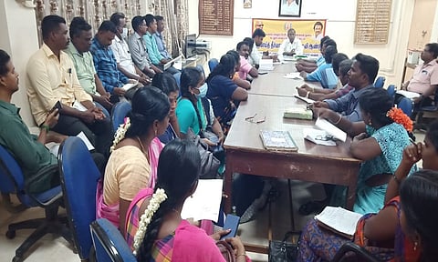 கிராம நிர்வாக அதிகாரிகள் கூட்டம்  தாசில்தார் சிவா.கார்த்திகேயன்  தலைமையில்நடைபெற்றது.