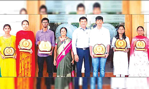 10, 12-ம் வகுப்பு பொதுத்தேர்வில் அதிக மதிப்பெண்கள் பெற்று முதல் 3 இடங்களை பிடித்த மாணவ, மாணவிகளுக்கு பள்ளி தாளாளர் கார்த்திகேயன் கேடயம் வழங்கி பாராட்டிய போது எடுத்த படம்.