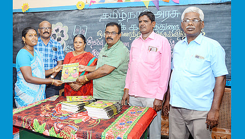 எழுத்தறிவுத் திட்டத்தின் கீழ் புத்தகங்கள் உள்ளிட்ட கற்றல் உபகரணங்கள் வழங்கப்பட்டது.&nbsp;