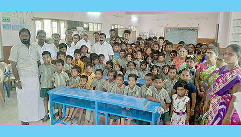பள்ளிக்கு மேஜை, நாற்காலியை மாங்குடி எம்.எல்.ஏ. வழங்கினார்.
