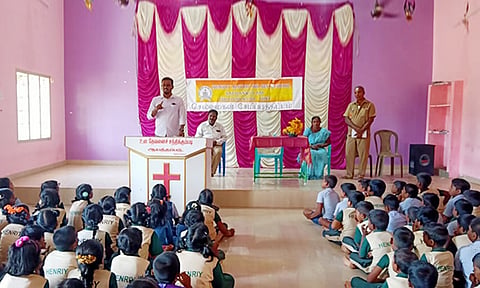 திட்டம் குறித்து மாணவர்களுக்கு எடுத்துரைக்கப்பட்ட காட்சி. 