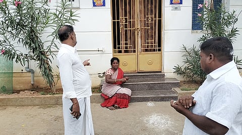 வேறு பெண்ணுடன் திருமண ஏற்பாட்டால் காதலன்  வீட்டு முன்பு பெண் தர்ணா