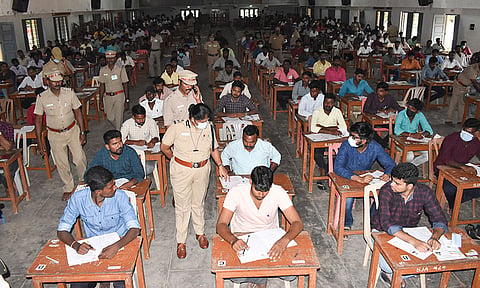 கடலூர் புனித வளனார் பள்ளியில்  நடந்த சப்-இன்ஸ்பெக்டர்  பணிக்கான  எழுத்து தேர்வினை ஐ.ஜி ராதிகா பார்வையிட்டார், அருகில் போலீஸ் சூப்பிரண்டு சக்தி கணேசன் உள்ளார்.
