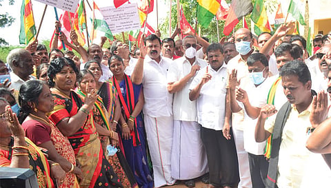 சிங்காநல்லூர் ரெயில் நிலையத்தை முற்றுகையிட்டு  போராட்டம்