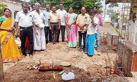 அரசு பள்ளி சுற்று சுவர் கட்டும் பணியை நகர் மன்ற தலைவர் கவிதாபாண்டியன் அடிக்கல் நாட்டினார்.