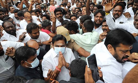 அதிமுக நிர்வாகிகள் கூட்டம்-  இடைக்கால பொதுச்செயலாளராக எடப்பாடி பழனிசாமி தேர்வாக வாய்ப்பு