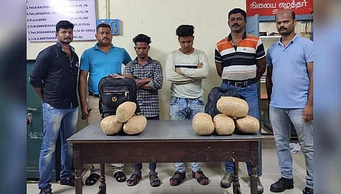 கைதான 2 பேர் மற்றும் பறிமுதல் செய்யப்பட்ட  கஞ்சா பொட்டலங்களுடன் போலீசார்.