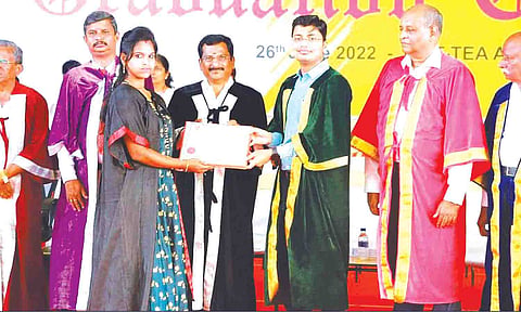 விழாவில் மாணவி ஒருவருக்கு மாநகராட்சி கமிஷனர் கிராந்தி குமார் பாடி பட்டம் வழங்கிய போது எடுத்த படம்.
