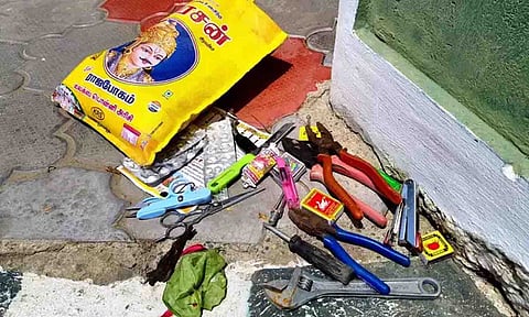 போலீசார் சோதனையில் சிக்கிய பொருட்கள்.&nbsp;