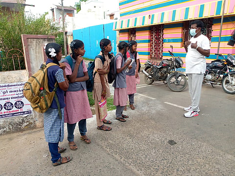திண்டிவனத்தில் கொரோனா பரவல் முன்னெச்சரிக்கை குறித்து விழிப்புணர்வு வழங்கப்பட்டது.