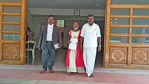 பட்டா மற்றும் மின்சாரம் கேட்டு  கோர்ட்டில் மனு அளித்த மாணவி மதிஸ்ரீ.