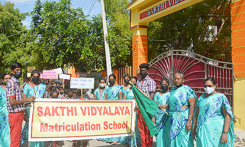 பேரணியை பள்ளி தாளாளரும் முதல்வருமான ஜெயா சண்முகம் கொடியசைத்து தொடங்கி வைத்த காட்சி.