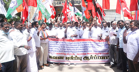கடலூர் திருப்பாதிரிப்புலியூர் ெரயில் நிலையம் முன்பு அனைத்து ெரயில்களும் நின்று செல்ல வலியுறுத்தி அனைத்துக் கட்சிகள் மற்றும் பொதுநல அமைப்புகள் சார்பில் ஆர்ப்பாட்டம் நடந்தது.&nbsp;