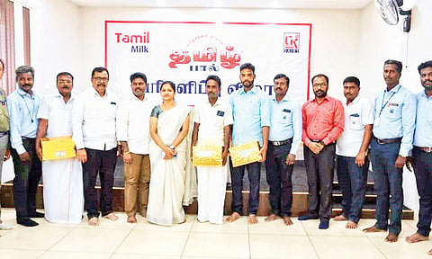 தமிழ்பால் நிறுவனத்தில் விற்பனை வளர்ச்சியை அதிகப்படுத்திய விநியோகஸ்தர்களுக்கு  செயல் இயக்குனர் தியாகராஜன், ஆலோசகர் செல்வன்ராஜ், விற்பனைதுறை மற்றும் மனிதவள மேம்பாடு ஆலோசகர் கார்த்திக் ஆகியோர் பரிசு வழங்கி பாராட்டினர்.