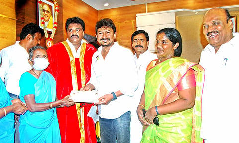 தூய்மை பணியாளர்களுக்கு நலத்திட்ட உதவிகளை உதயநிதி ஸ்டாலின் எம்.எல்.ஏ. வழங்கினார்.