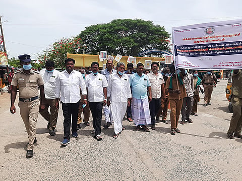 விக்கிரவாண்டி பேரூராட்சியில் பிளாஸ்டிக் ஒழிப்பு விழிப்புணர்வு பேரணி நடந்தது.