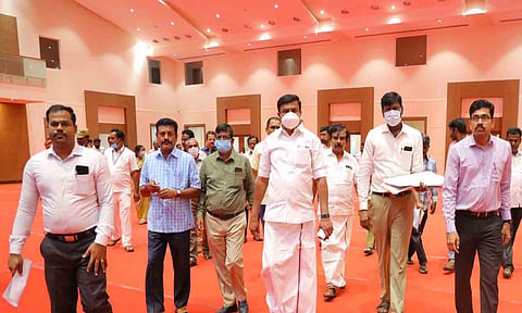 &nbsp;வேலைவாய்ப்பு முகாம் நடைபெறும் காங்கயம் மகாராஜா மஹாலை அமைச்சர் மு.பெ.சாமிநாதன் பார்வையிட்டு ஆய்வு செய்த காட்சி. அருகில் கலெக்டர் வினீத், மாவட்ட வருவாய்  அதிகாரி ஜெய்பீம், ஊரச வளர்ச்சி முகமை திட்ட இயக்குனர் லட்சுமணன்  உள்ளனர்.&nbsp;