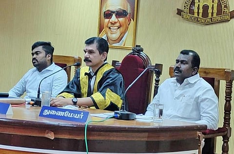 கூட்டத்தில் மேயர் சரவணன் பேசிய காட்சி. அருகில் துணைமேயர் கே.ஆர்.ராஜூ, மாநகராட்சி கமிஷனர் சிவகிருஷ்ணமூர்த்தி ஆகியோர்  உள்ளனர்.
