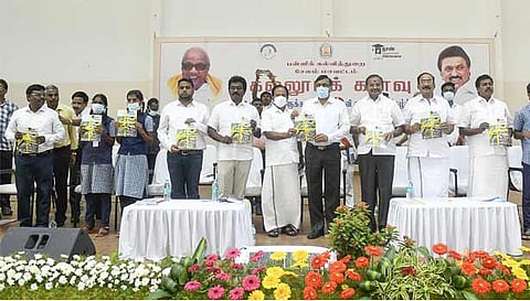 விழாவில்  “கல்லூரி  கனவு “ எனும்  மாணவர்களின் உயர் கல்விக்கு வழிகாட்டும் புத்தகத்தினை கலெக்டர் கார்மேகம் வெளியிட்ட காட்சி. அருகில் எஸ்.ஆர்.பார்த்திபன் எம்.பி., எம்.எல்.ஏ.க்கள் வக்கீல் ராஜேந்திரன், அருள், பாலசுப்பிரமணியம், சதாசிவம் மற்றும் பலர் உள்ளனர்.