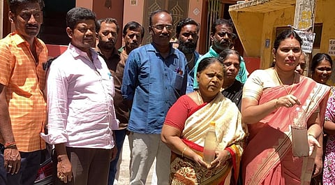 குடிநீரில் சாக்கடை கலப்பதாக கூறி கவுன்சிலர்  ராதிகா தலைமையில் பொது மக்கள் போராட்டம் செய்தனர்.