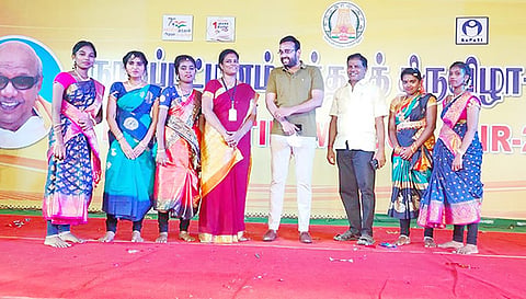 தனியார் நர்சிங் கல்லூரி மாணவிகளை கலெக்டர் அருண் தம்புராஜ் பாராட்டினார்.