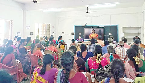 பள்ளி தலைமையாசிரியர்களுக்கான கூட்டம் நடந்தது.