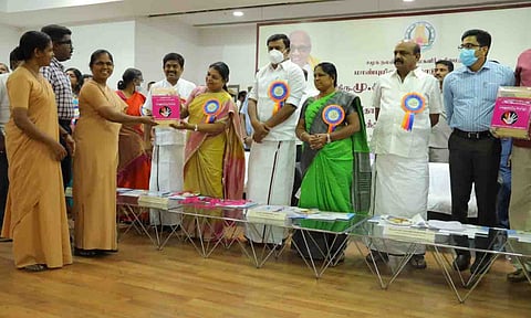 நிகழ்ச்சியில் அமைச்சர் கீதாஜீவன் விருது வழங்கிய காட்சி. அருகில் அமைச்சர்கள் மற்றும் அதிகாரிகள் உள்ளனர்.&nbsp;