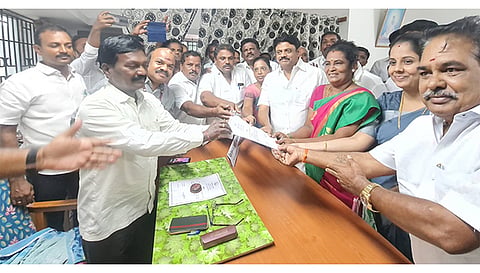 ஒன்றிய கவுன்சிலர் தேர்தலில் போட்டியின்றி தேர்ந்தெடுக்கப்பட்ட வசந்தகுமாரிக்கு 
தேர்தல் அதிகாரி சரவணன், உதவி தேர்தல் நடத்தும் இளங்கோ ஆகியோர் வெற்றி சான்றிதழை வழங்கியபோது எடுத்த படம்.