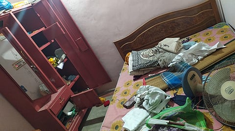 &nbsp;கொள்ளையர்களால் உடைக்கப்பட்ட பீரோவை  படத்தில் காணலாம்.&nbsp;