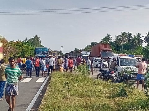 சாலைமறியலில் ஈடுபட்டவர்களை படத்தில் காணலாம்.