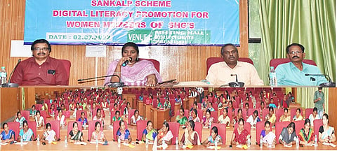 சுய உதவி குழு உறுப்பினர்களுக்கு பயிற்சி அளிக்கப்பட்ட காட்சி.