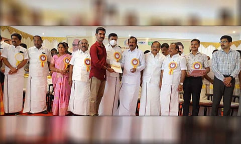நிகழ்ச்சியில் தேர்வானவர்களுக்கு அமைச்சர்கள் பணி நியமன ஆணைகளை வழங்கிய காட்சி.&nbsp;