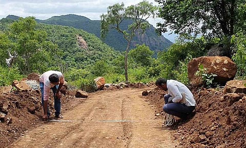 கத்திரிமலையில் ரோடு போடும் பணி 4 மாதங்களில்  நிறைவு பெறும்