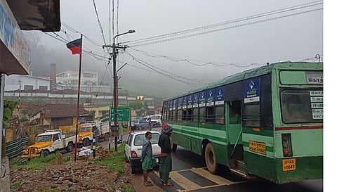 கொடநாடு அருகே  பஸ் நிழற்குடை கட்டப்படாததால் மழையில் நனையும் பயணிகள்