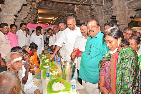 நெல்லையப்பர் கோவிலில் 500 பேருக்கு அன்னதான திட்டத்தை சபாநாயகர் அப்பாவு தொடங்கி வைத்த காட்சி.