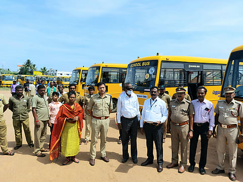 தனியார் பள்ளி வாகனங்களை அதிகாரிகள்  ஆய்வு செய்தனர்.