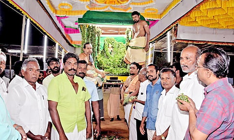 சப்பர பவனி தொடங்கிய போது எடுத்த படம்.