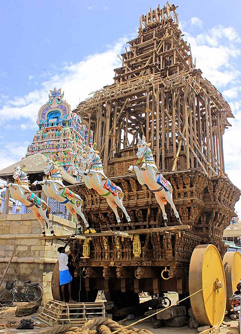 நெல்லையப்பர் கோவில் தேரோட்டத்தையொட்டி தேரில் குதிரை பொம்மைகள் பொருத்தும் பணி நடைபெற்ற காட்சி.